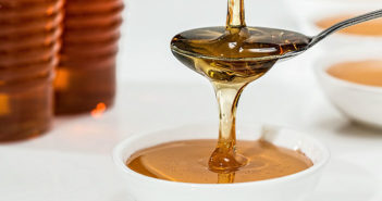 Je med dobrou náhražkou bílého cukru?