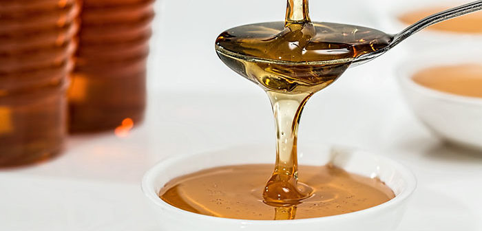 Je med dobrou náhražkou bílého cukru?