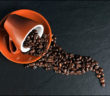 Káva je silným zdrojem kofeinu.