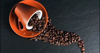 Káva je silným zdrojem kofeinu.