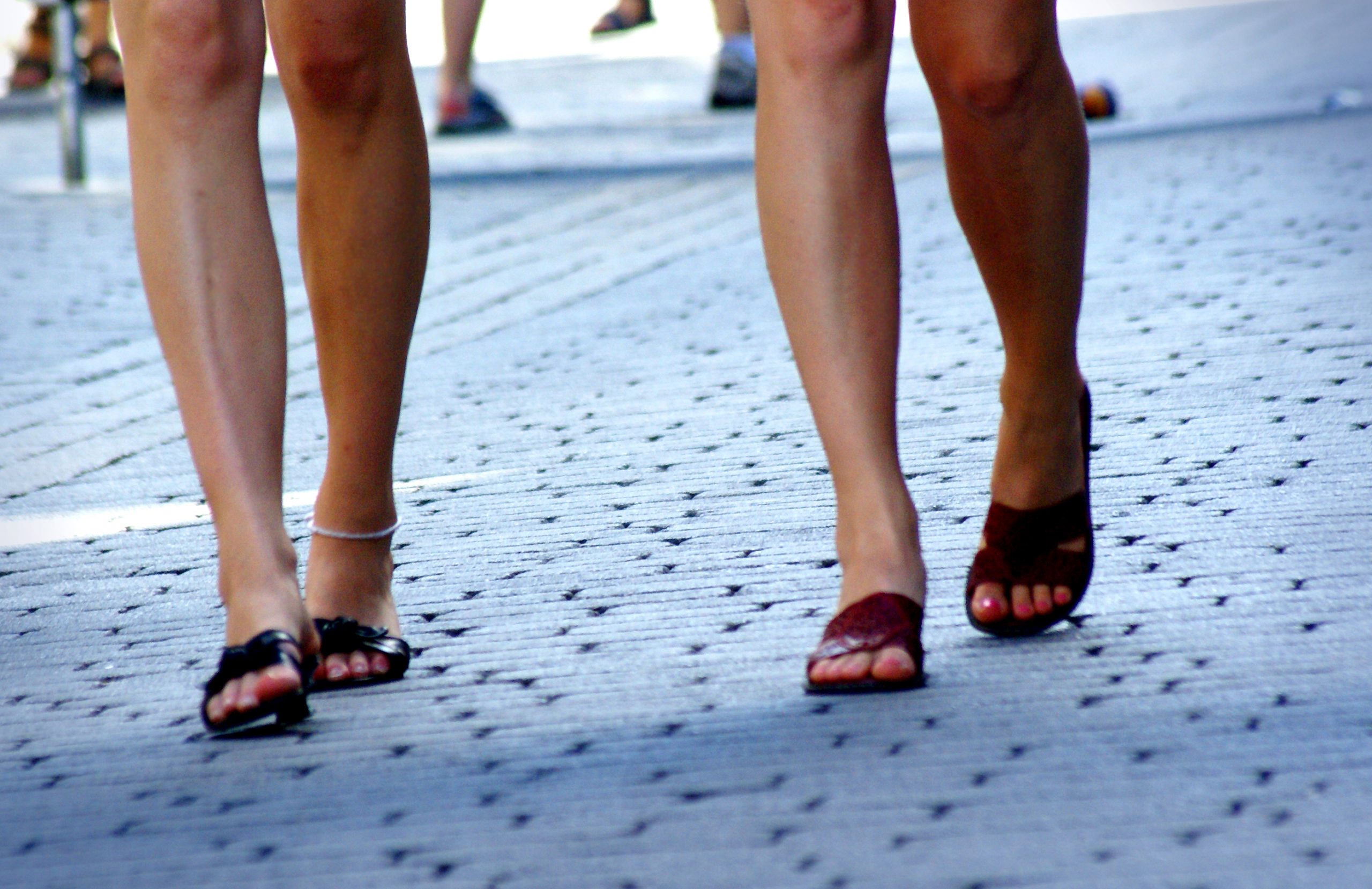 Ноги эрики. Женские ноги с варикозом. Красивая походка.